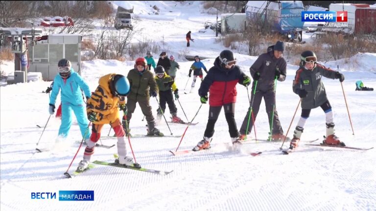 Магаданские спортсмены первыми в России открыли горнолыжный сезон.