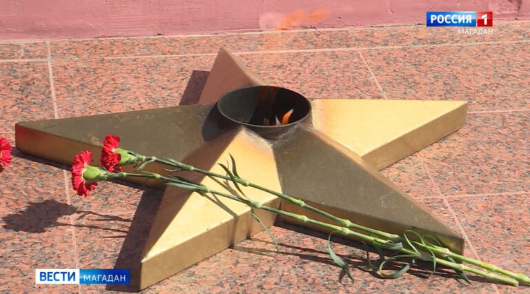 Возложение цветов к монументу "Узел Памяти" в Магадане