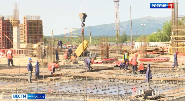 Строители нового аэровокзала Магадана