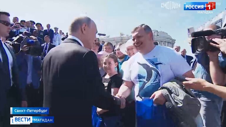 Владимир Путин пригласил многодетную семью из Магадана в Петербург