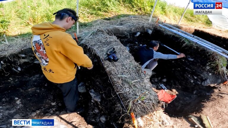 Археологи работают на древнем поселении в окрестностях Магадана
