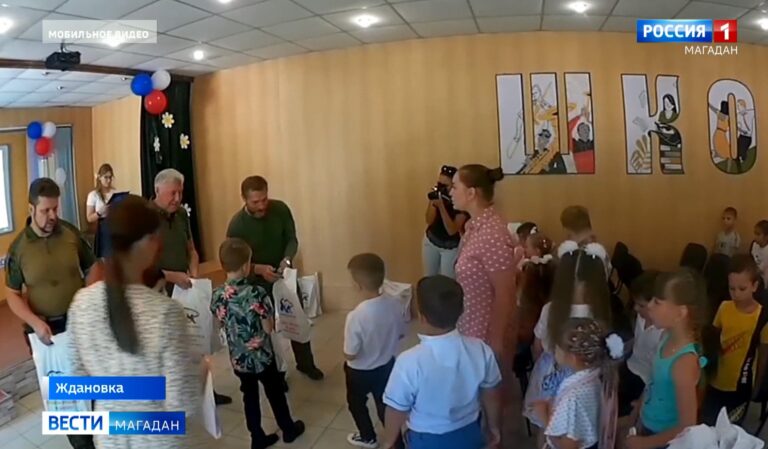 Детям из Ждановки вручили школьные наборы