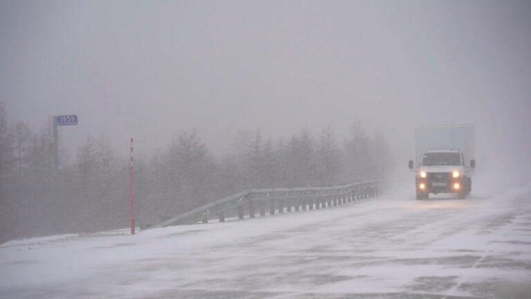 Обильные снегопады и сильный ветер сразу в нескольких районах Магаданской области.