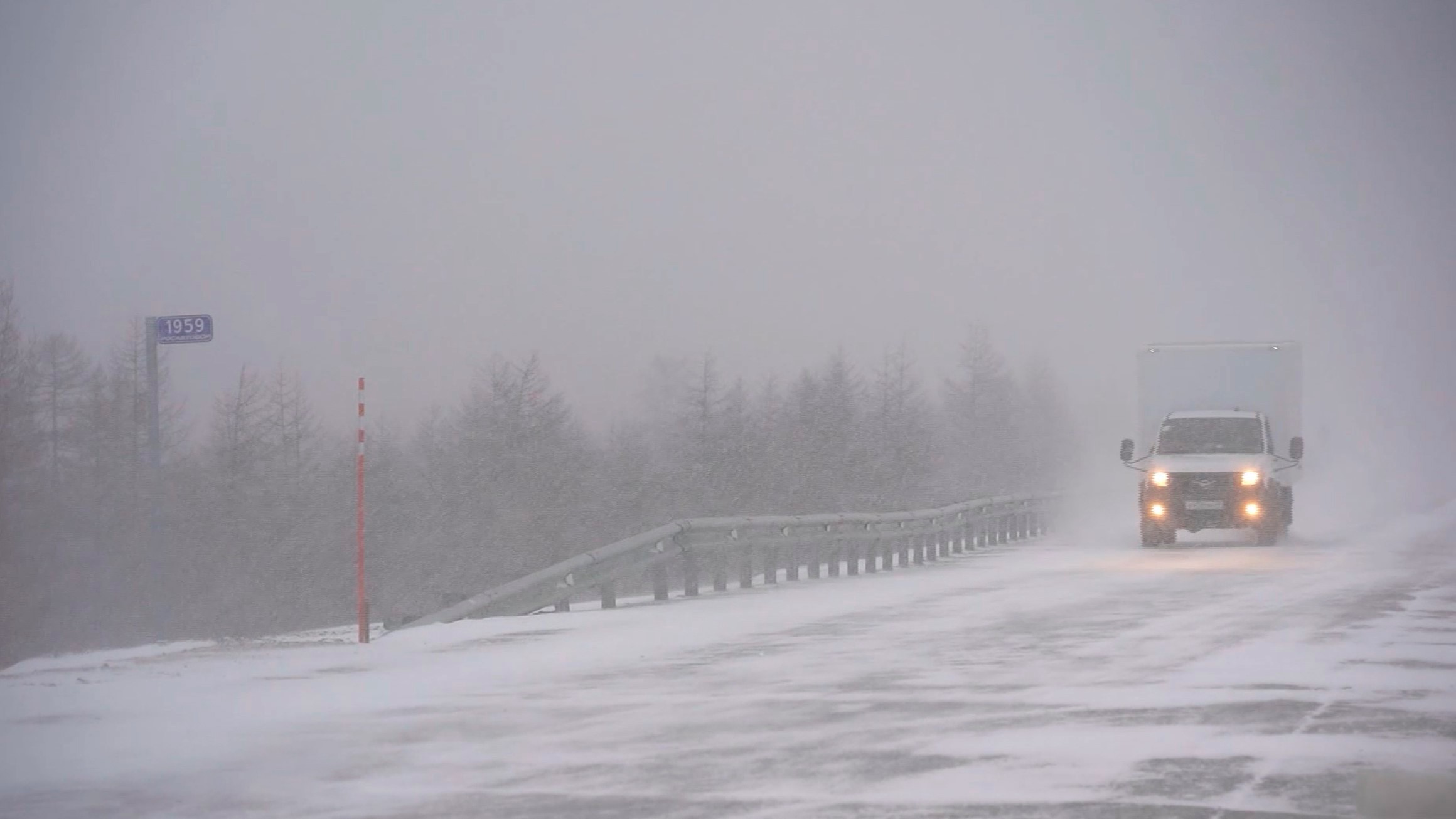 Обильные снегопады и сильный ветер сразу в нескольких районах Магаданской области