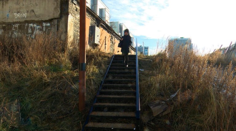 В микрорайоне Нагаево установили лестницу.
