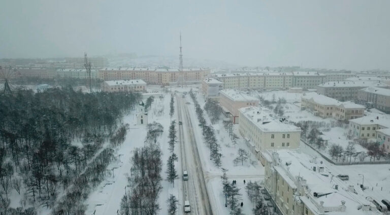 Магаданскую область несколько дней заваливает снегом.