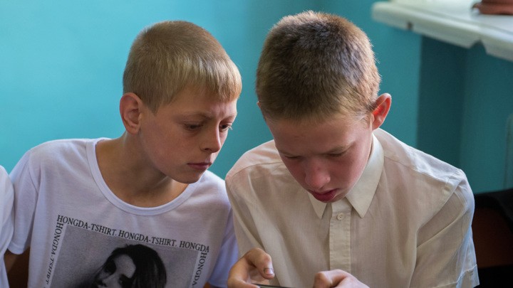 Вести.ру: в Госдуме одобрили поправки к закону о запрете мобильников в школах