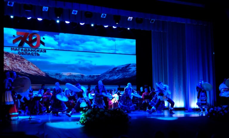 70-летие Магаданской области торжественно отметили в музыкальном и драматическом театре