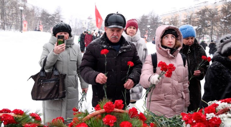 В субботу возложением цветов к памятнику “Узел памяти” в Сквере Победы отметили День Героев Отечества в Магадане.