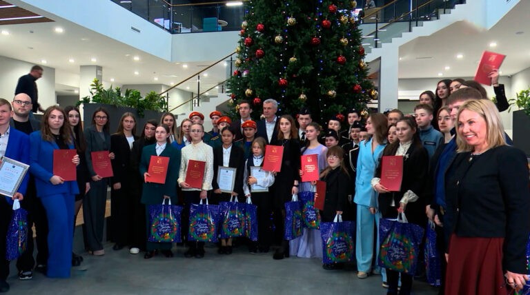Благодарности губернатора вручили талантливой молодежи Колымы