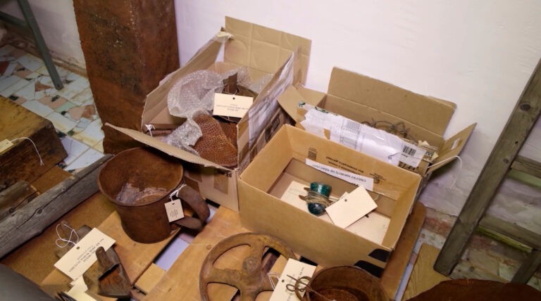 Экспонаты мемориальной комнаты Варлама Шаламова доставили в Магаданский областной музей