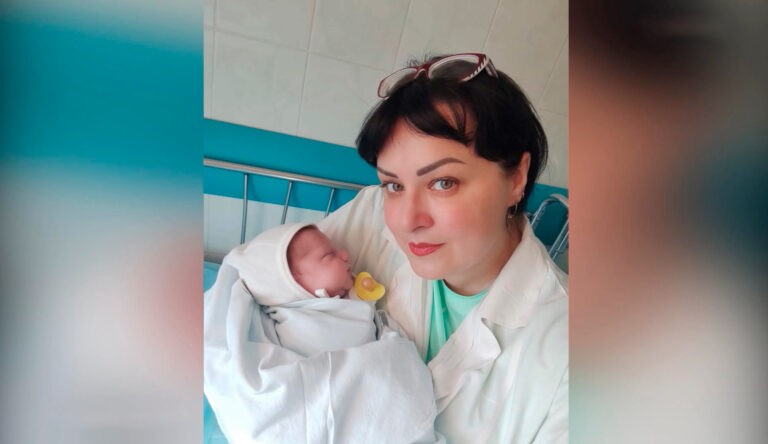 Ребенка из Магадана с врожденной патологией усыновили в Москве