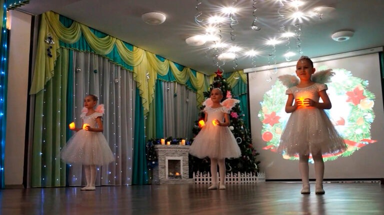Юные артисты представили публике мюзикл "Снежная королева"