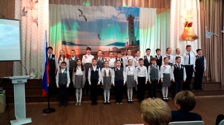 Сегодня в Гимназии номер 30 в Магадане школьников посвятили в "Орлята России"