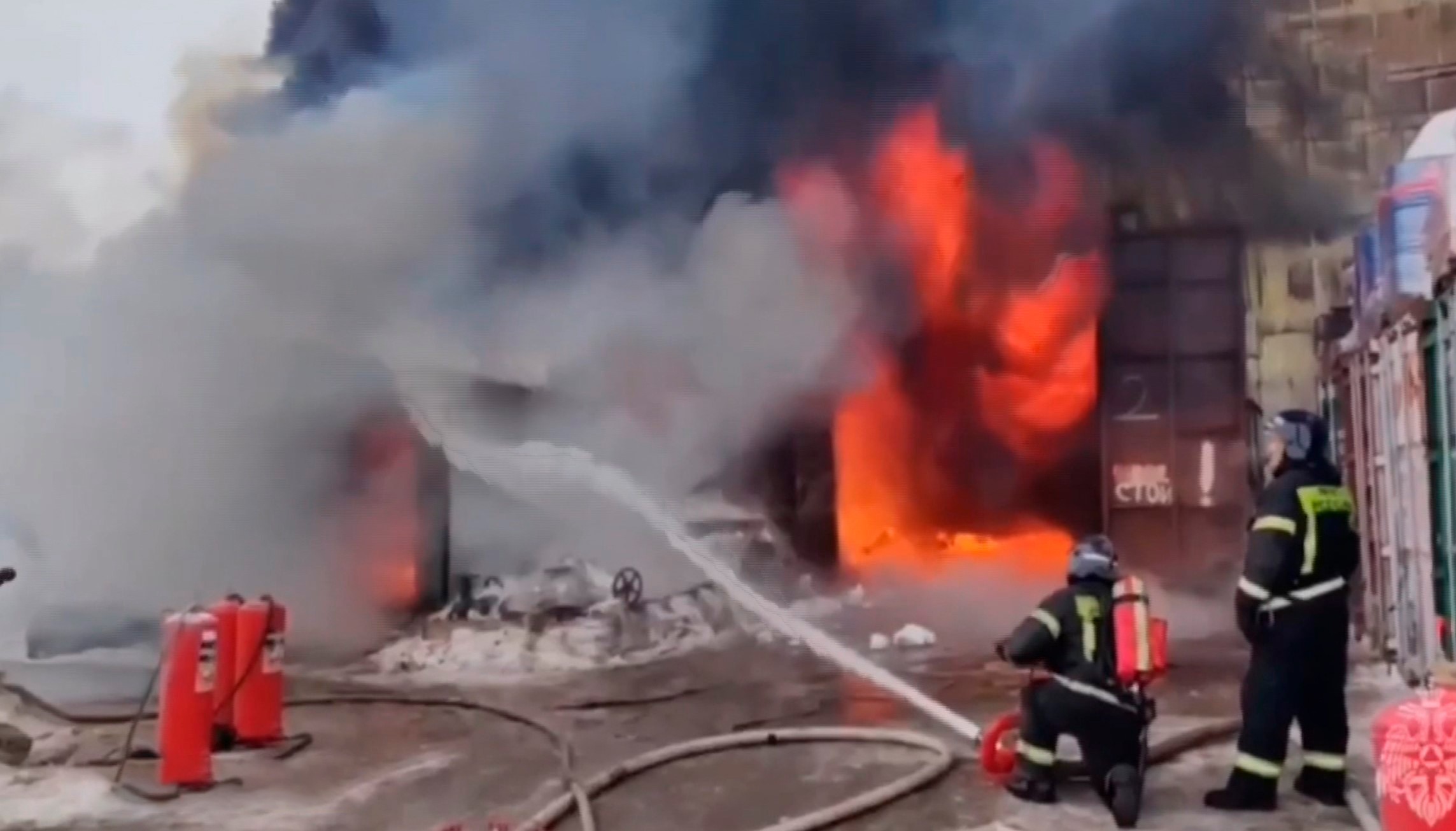 В Магадане выгорел склад со стройматериалами