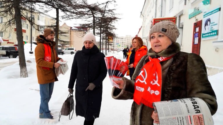 Доверенные лица Николая Харитонова в Магадане провели акцию