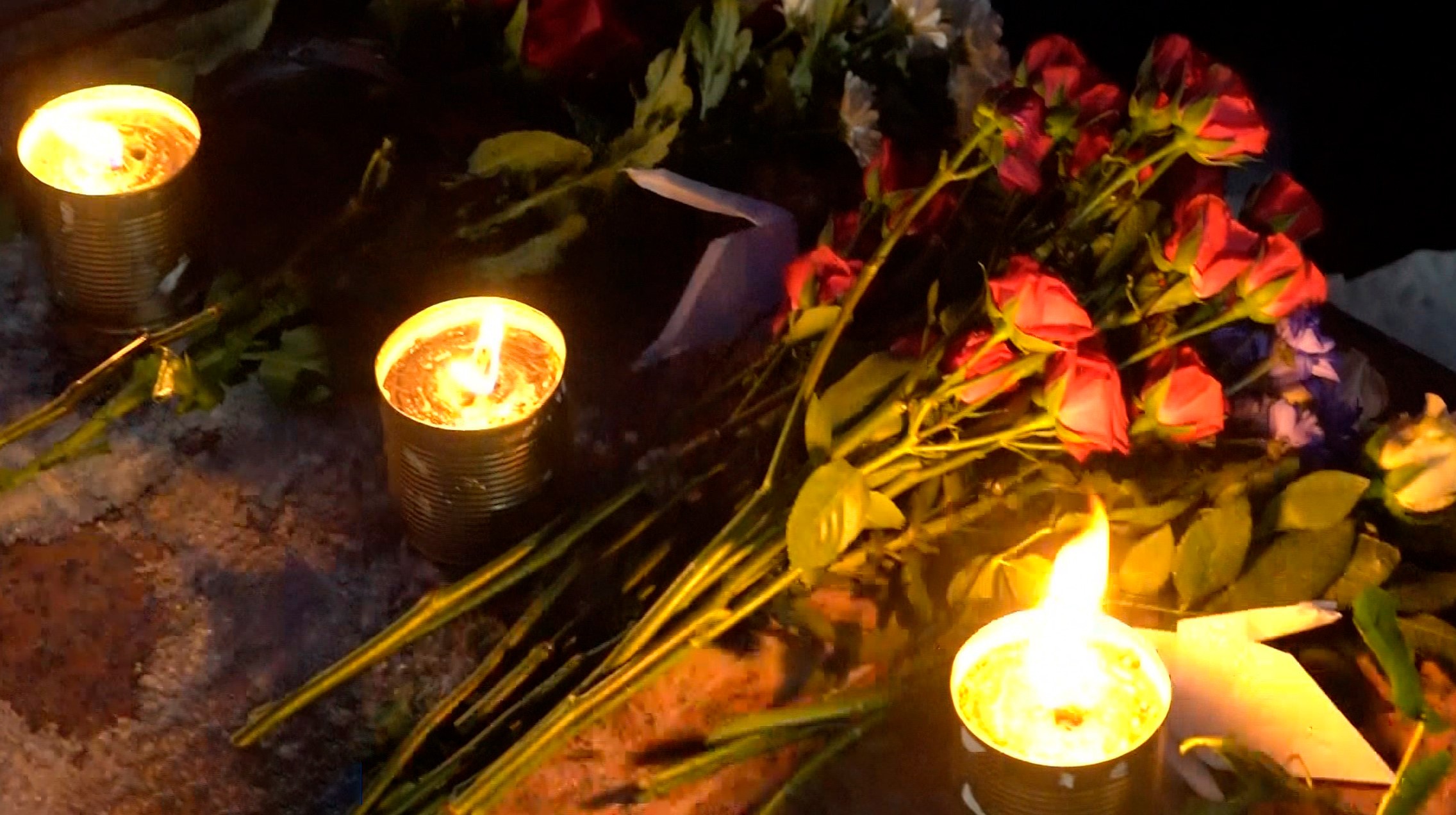 Магаданцы зажгли свечи в память о погибших в теракте в Подмосковье