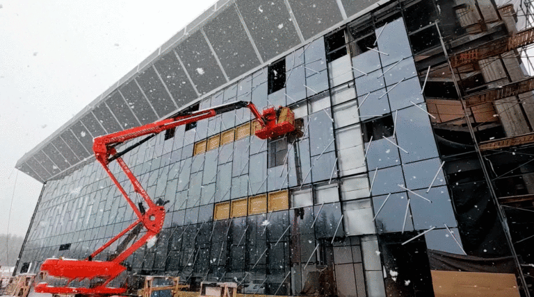 Строители приступили к остеклению фасада будущего магаданского аэровокзала