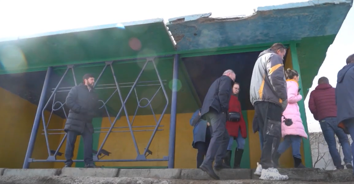 Железобетонный автобусный павильон на  остановке "Молокозавод" в Магадане снесут