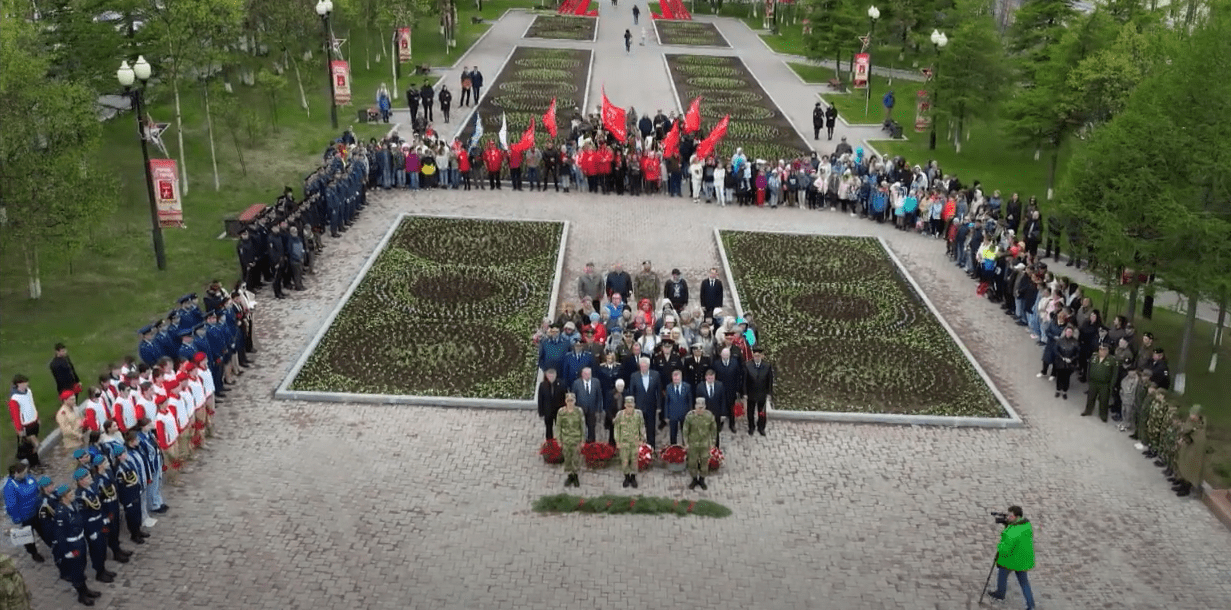 В Сквере Победы возложили цветы в память о героях
