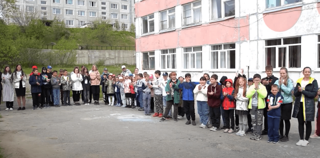 В 28 школе Магадана продолжили благоустраивать палисадник в рамках Дня Памяти