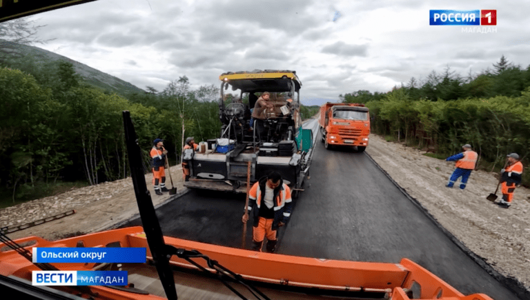 Дорожники ремонтируют участок трассы Магадан-Балаганное-Талон