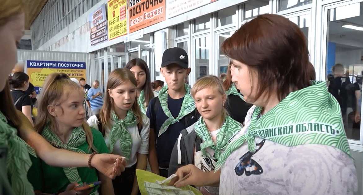 Двадцать детей из города Ждановка ДНР прилетели в детский лагерь «Северный Артек»