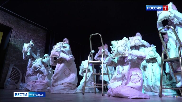группа артистов, студентов Магаданского колледжа искусств, начала свои гастроли по региону с иммерсивным детским спектаклем «Ни во сне, ни наяву».