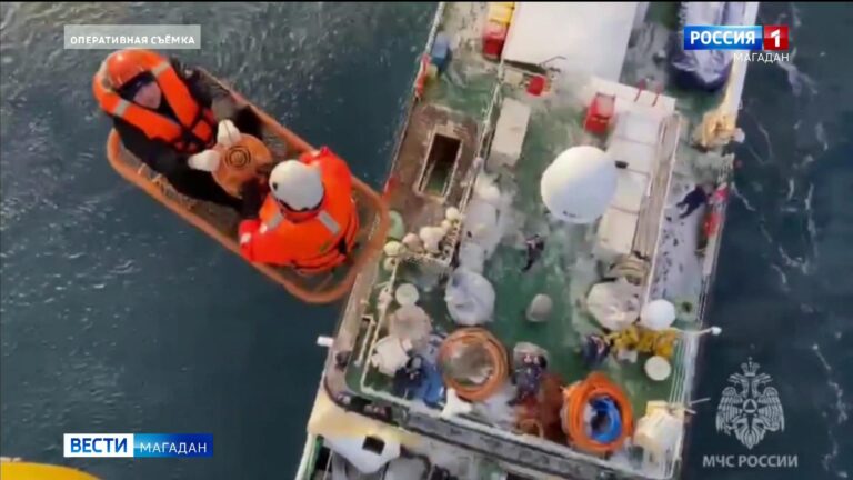 в акватории Охотского моря магаданские спасатели экстренно эвакуировали с промыслового судна "Алдан" мужчину