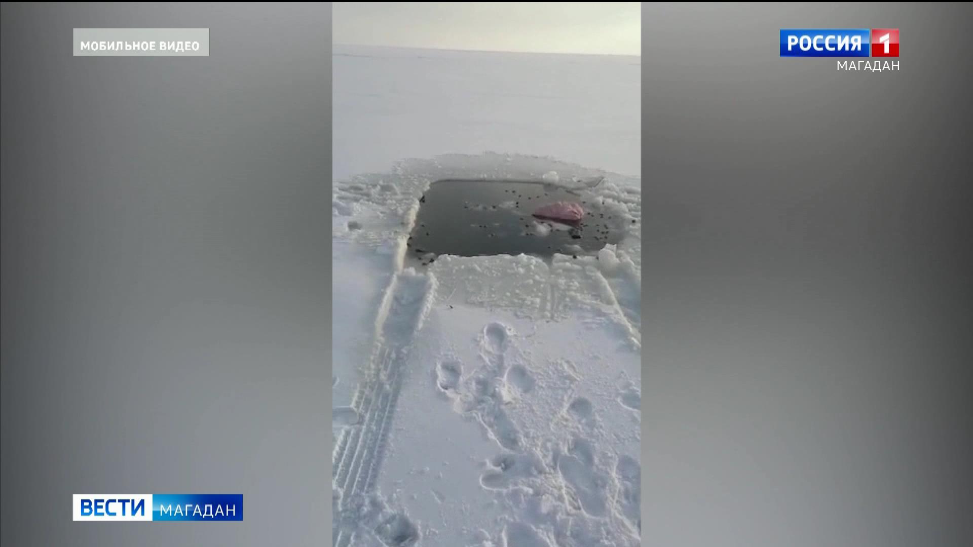 Автомобиль провалился под лед в бухте Гертнера в Магадане