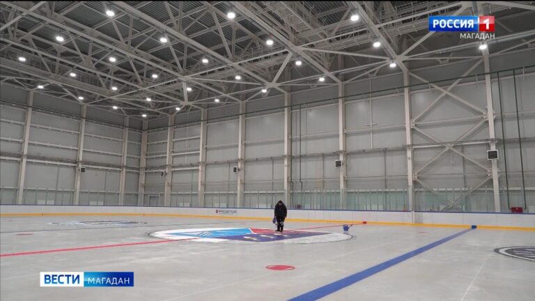 В спорткомплексе «Президентский» в Магадане залили ледовую арену