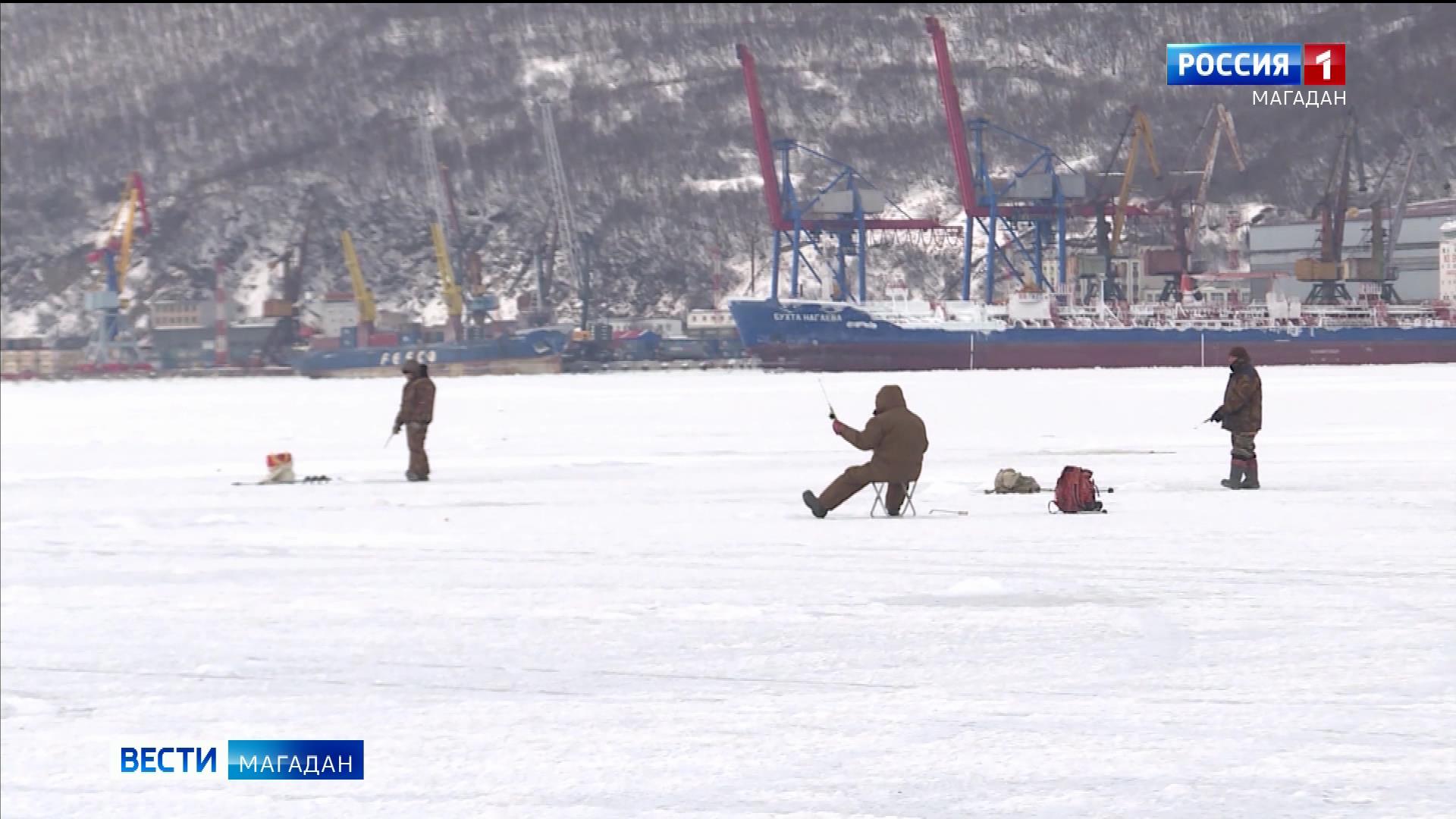 Магаданские рыбаки вышли на пока еще не окрепший лед в бухте Нагаева