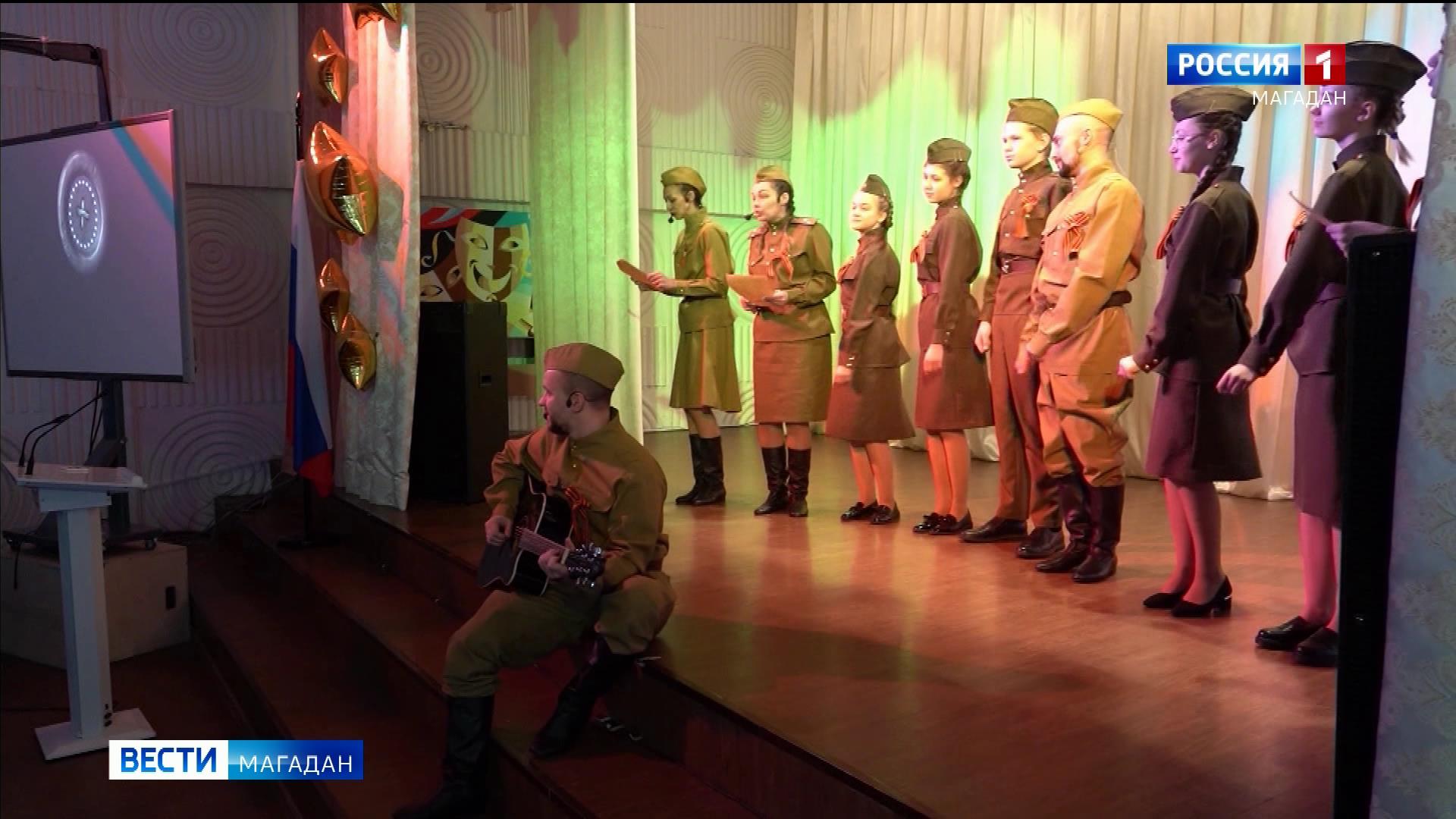 Артисты и любители на сцене 30-ой гимназии Магадана