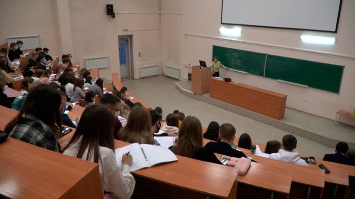 Вести.ру: российские студенты, отчисленные из зарубежных вузов, продолжат учиться в России