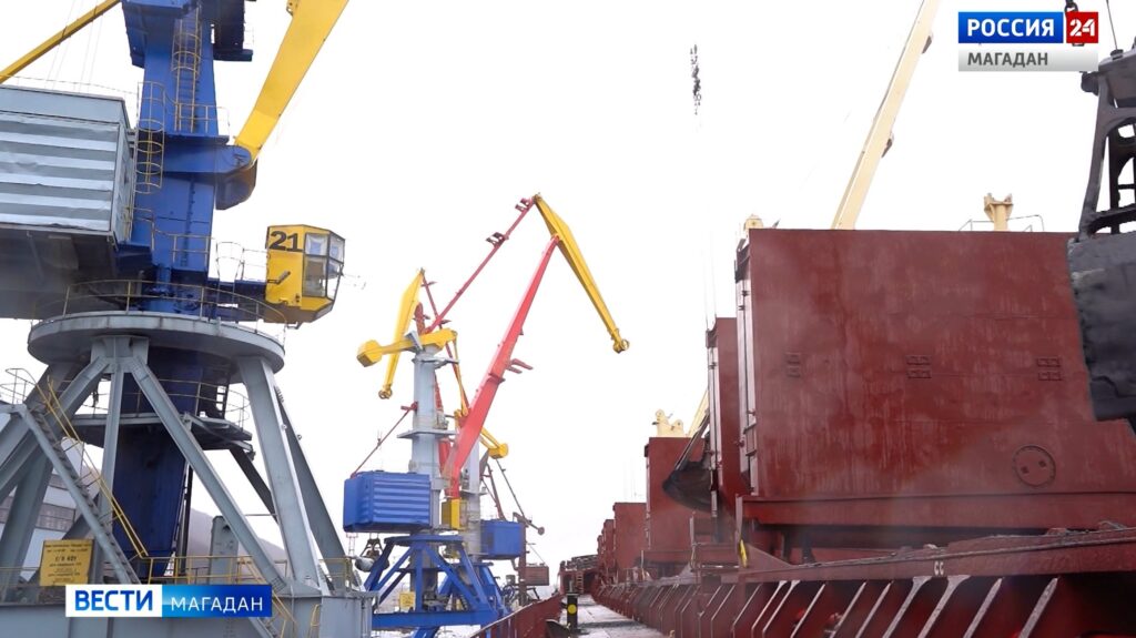 Видео — Теплоход «Омолон» доставил 27 тысяч 300 тонн угля в порт Магадана
