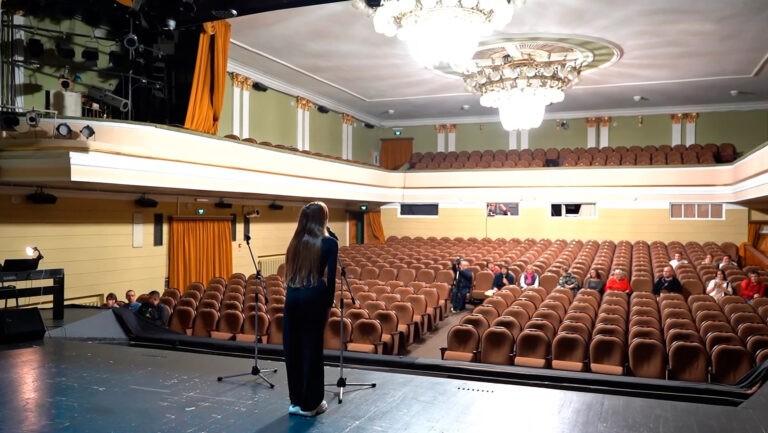 В магаданском театре ищут юных актеров для мюзикла «Алые паруса»